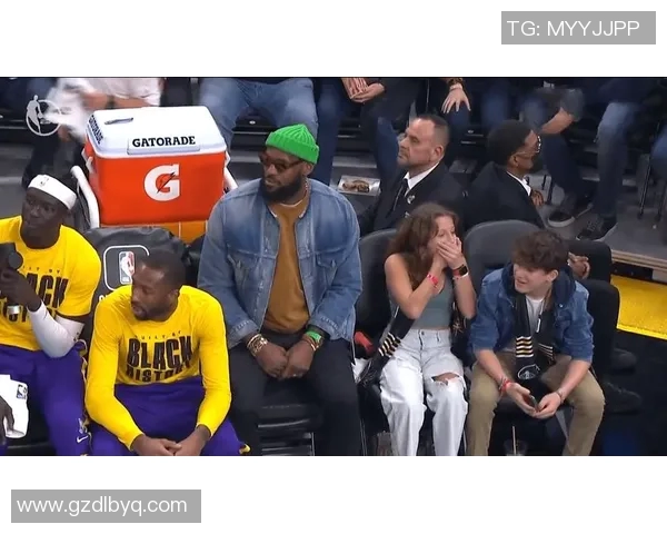 詹姆斯与比斯利的对决:篮球场上的激情碰撞与精彩瞬间 詹姆斯与比斯利的对决:篮球场上的激情碰撞与精彩瞬间